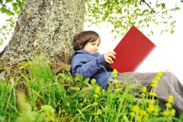 Niño leyendo