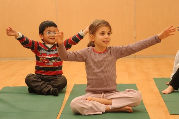 niños brazos en cruz