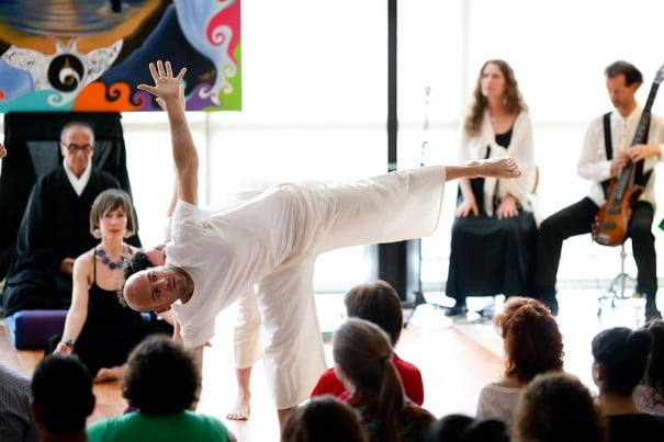 Darsham (Foto: Jorge Zapata), Museo del Patrimonio Municipal de Málaga, 17 de mayo de 2012, de izquierda a derecha: El monje zen Fco. Benítez, la bailarina Marienma Ramos, Victoriano Moreno -realizando una asana yóguica-, Be Pryce y Alain Wolter)