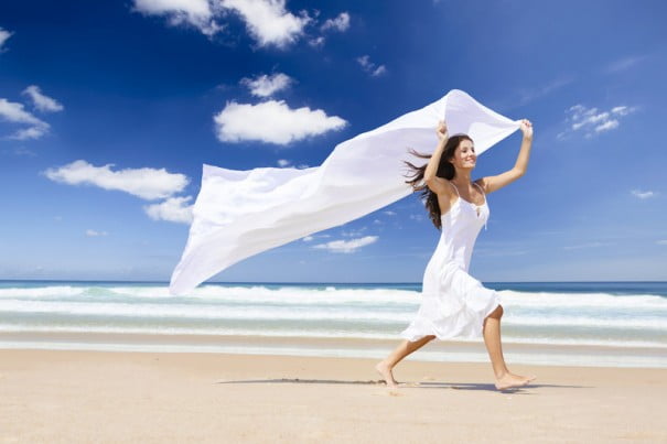 mujer playa viento meditar
