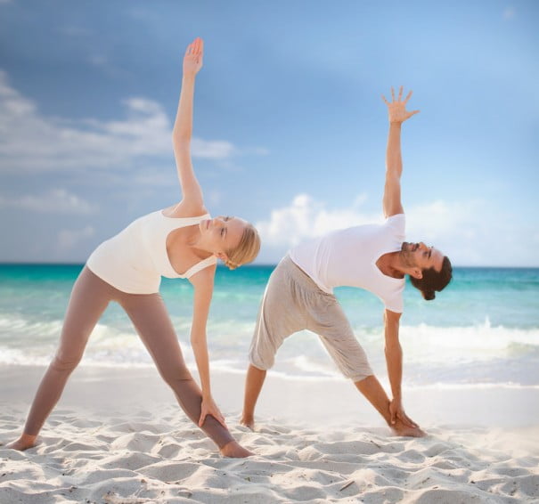pareja yoga playa