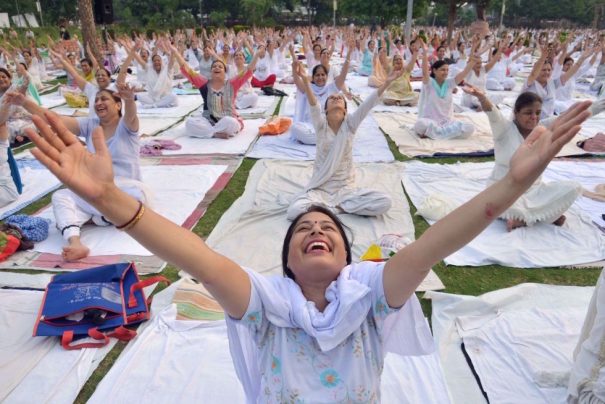 Sesión de yoga en Amritsar (India). NARINDER NANU (AFP). Publicada por www.elpais.com