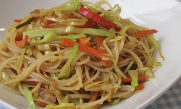 Espaguetis salteados orientales