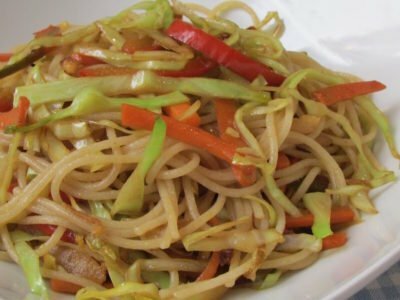 Espaguetis salteados orientales