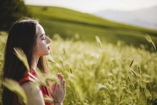 Mujer meditando