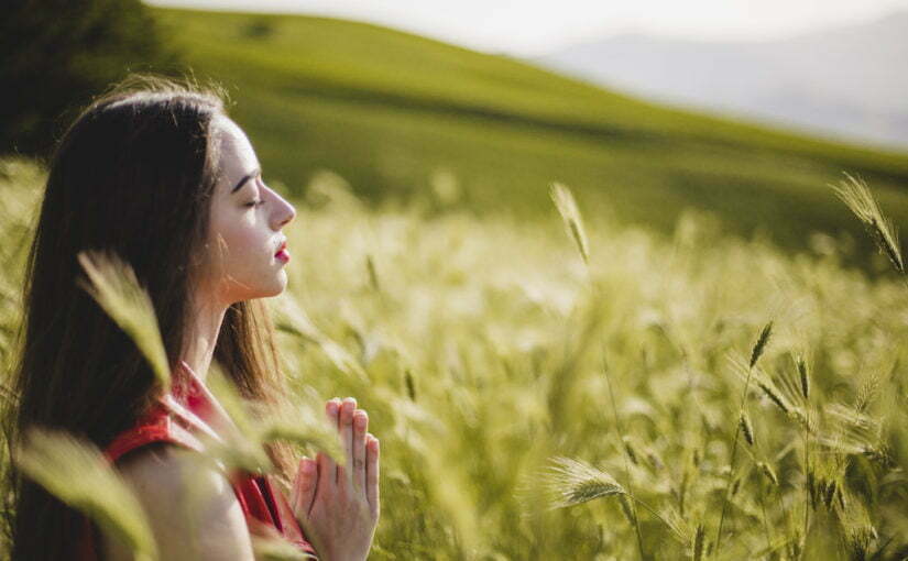 Mujer meditando