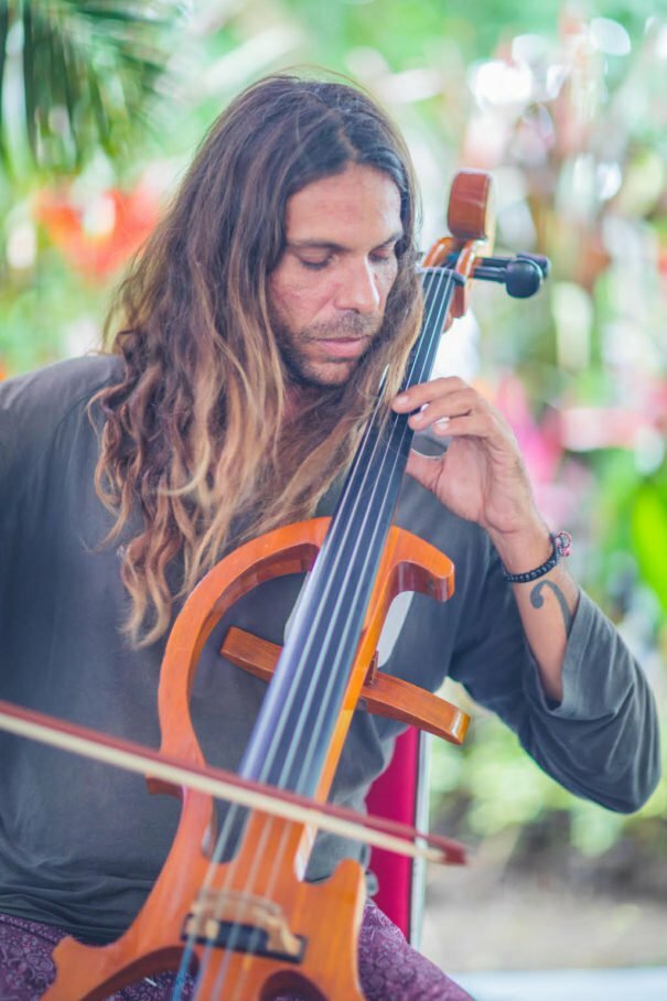 Cellomano, música para el alma desde Bali 1 Algi
