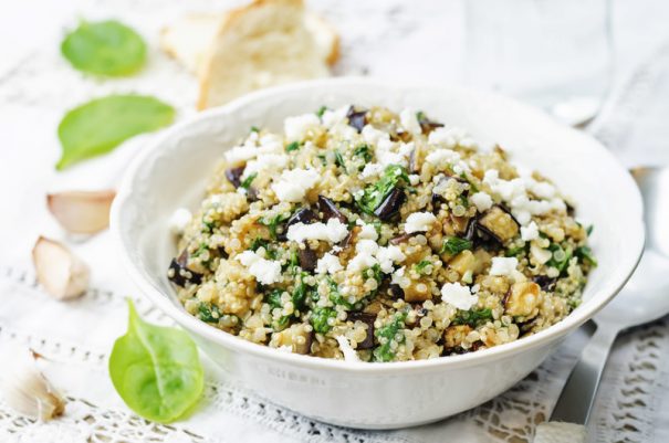 Salada de quinoa com espinafre e queijo feta