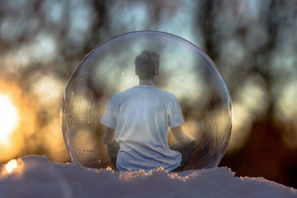 "Solo vibraciones positivas" es tóxico: el peligro de la espiritualidad de la Nueva Era 1 Aislado