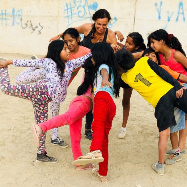 El Día Internacional del Yoga en el año de la pandemia 1 Leonieandthechildrendoingyoga