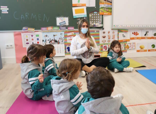 Yoga en las aulas: niños conscientes, niños felices 1 yoga en las aulas2