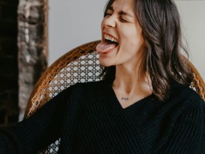 mujer sacando lengua