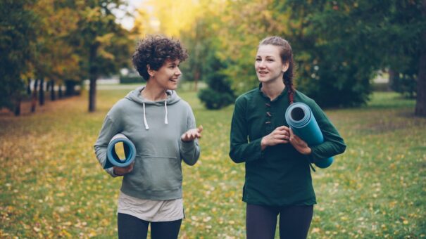 Cómo llevar la práctica del yoga fuera del mat: 10 gestos conscientes en la vida diaria 1 practica