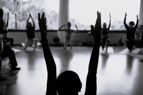 Estamos actualizando la Guía Formaciones de Profesoras/es de yoga con nuevos cursos 1 yoga